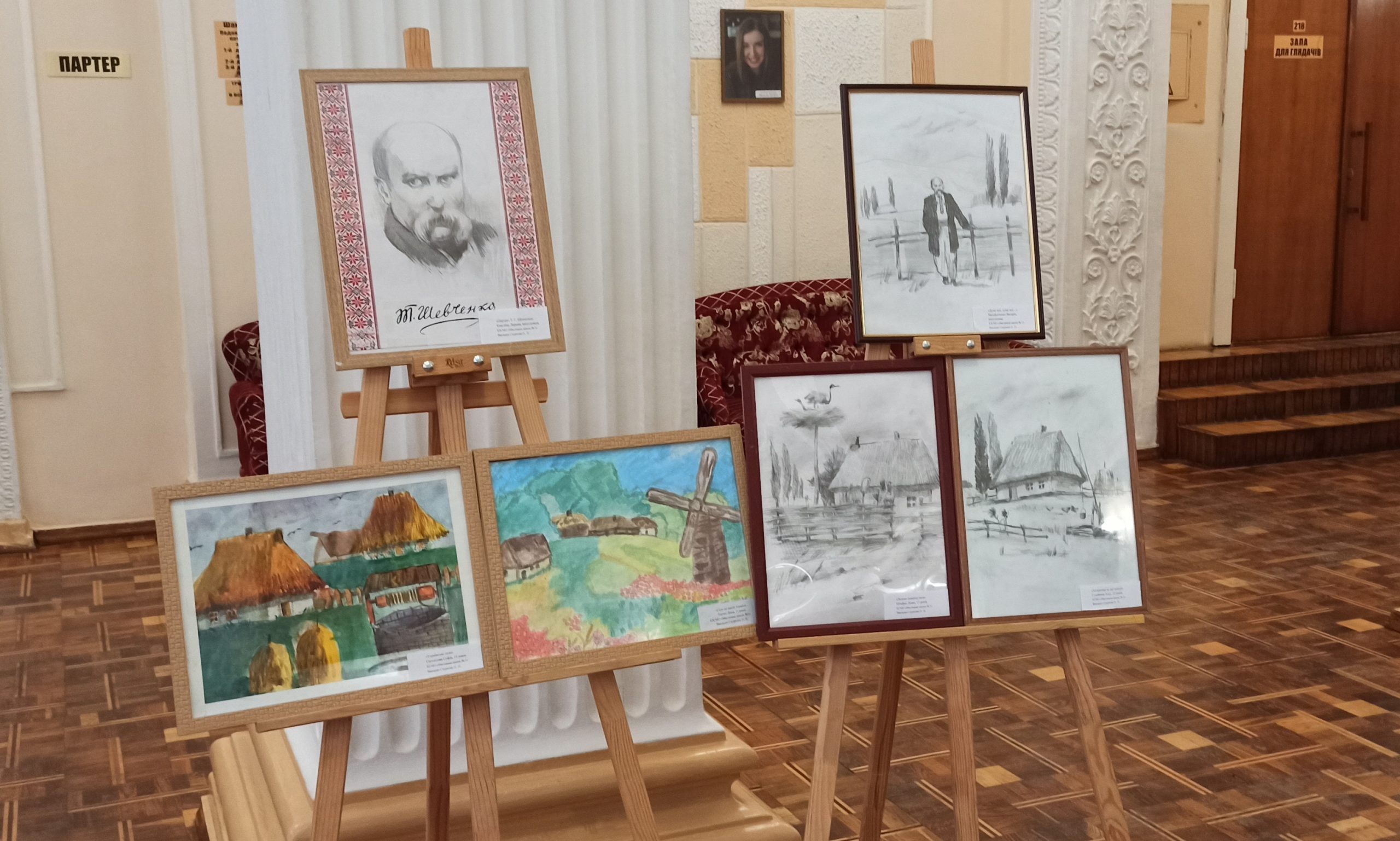 У Кам’янському до дня народження Тараса Шевченка відкрили виставку картин молодих художників