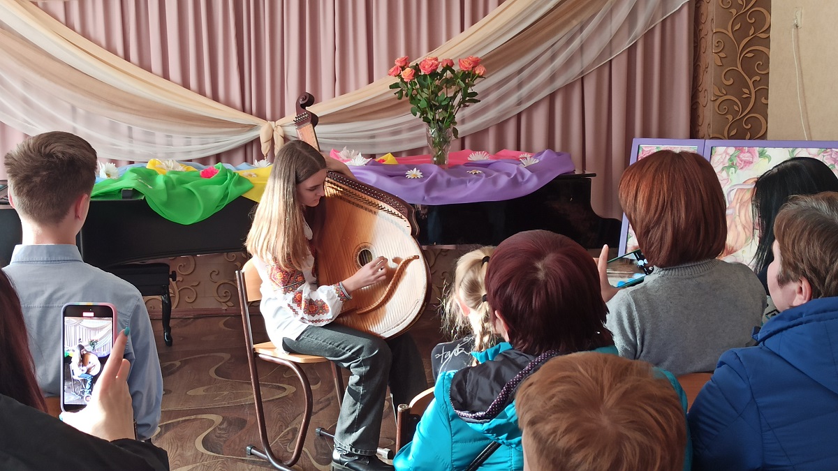 У Лівобережній школі мистецтв Кам’янського вітали жінок зі святом 8 березня