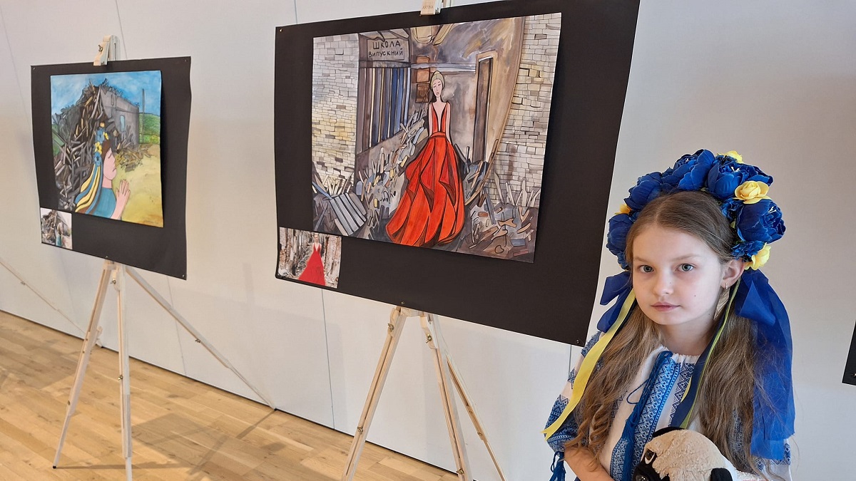 У штаб-квартирі НАТО відкрилася виставка юної дніпровської художниці Нікі Стрілецької “Обличчя війни”