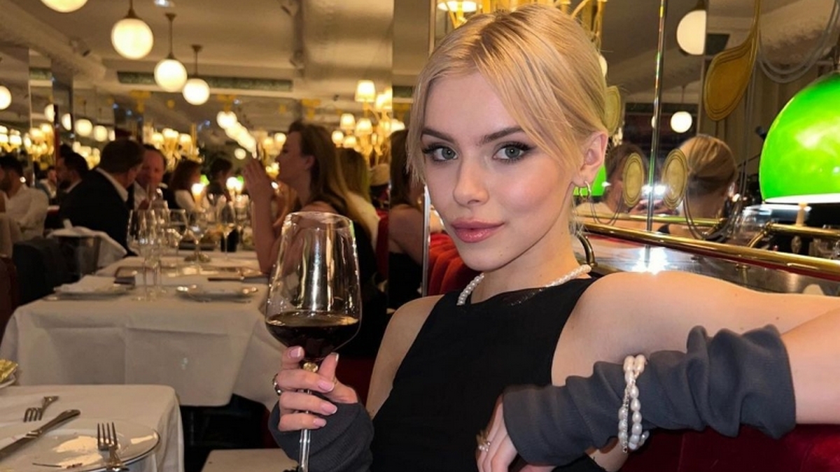 Авторка хіта “Ванька-встанька” випустила нову пісню, в якій заспівала французькою мовою