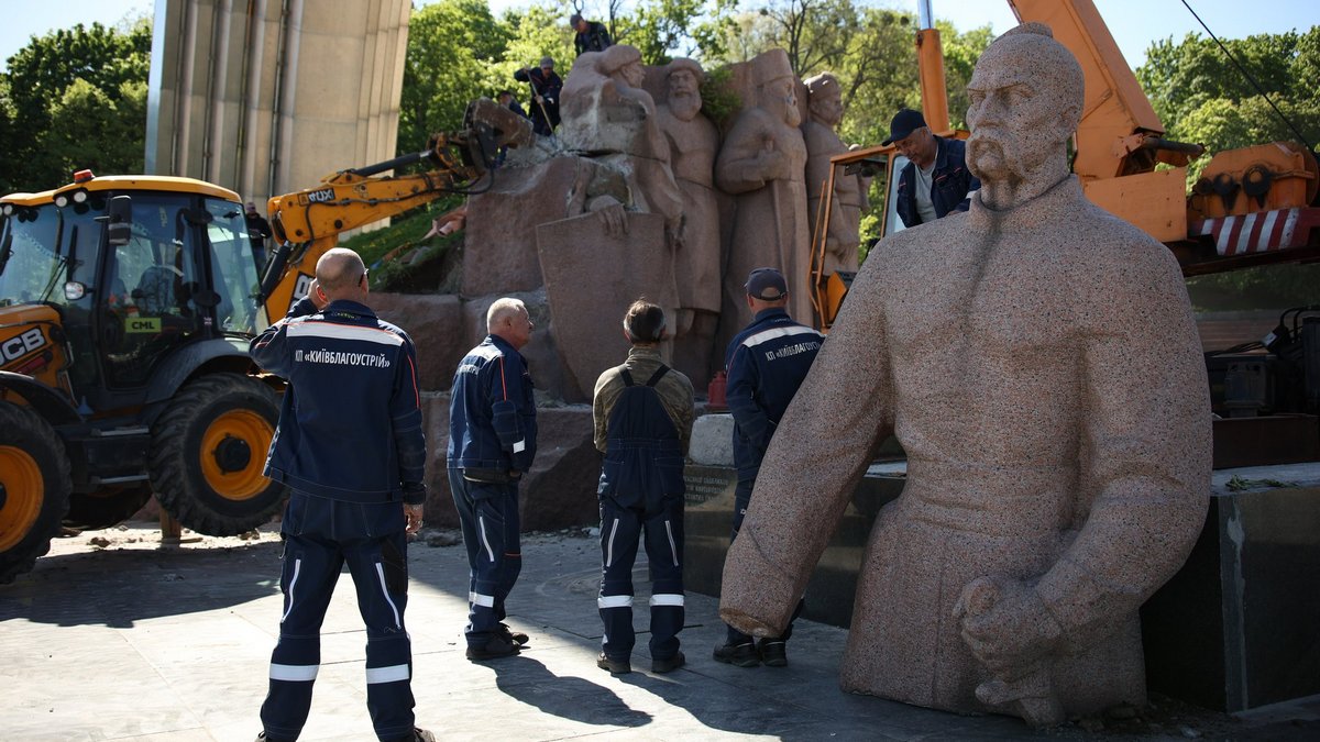 В Киеве демонтируют композицию в честь Переяславской рады