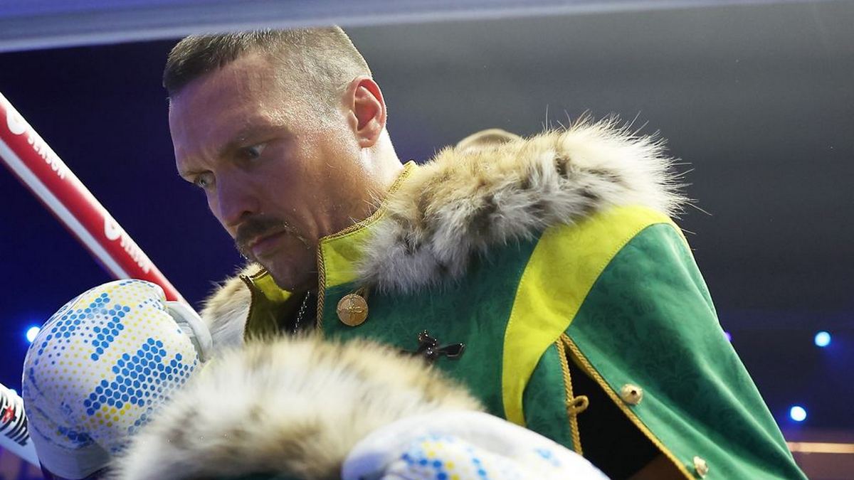 Олександр Усік вийшов на історичний бій з Тайсоном Ф’юрі в образі козацького гетьмана (фото)
