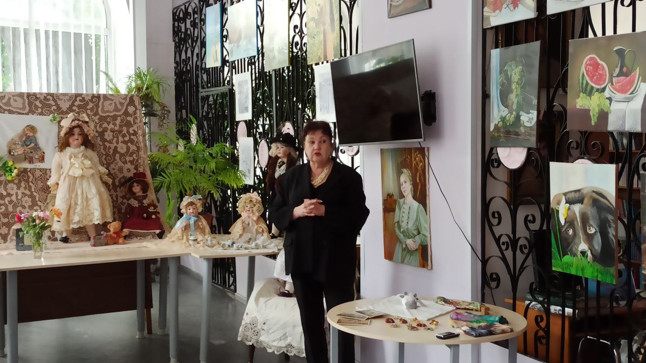 У бібліотеці на Шевченко відбулась презентація виставки “Ляльки минулих років” (фото)