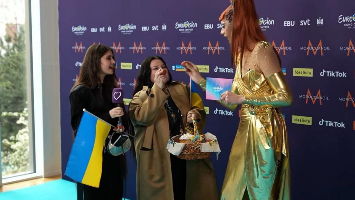 На церемонії відкриття Євробачення alyona alyona & Jerry Heil навчили ведучу “битися” крашанками