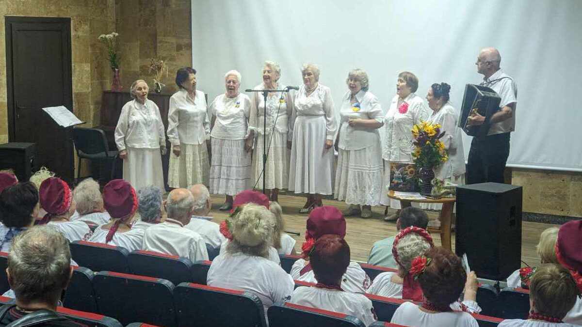 Музичні колективи Кам’янського привітали іменинників на червневих “посиденьках”