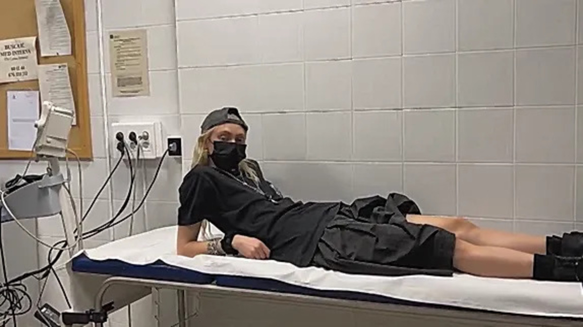 Співачку і акторку Тейлор Момсен вкусив кажан прямо під час концерту