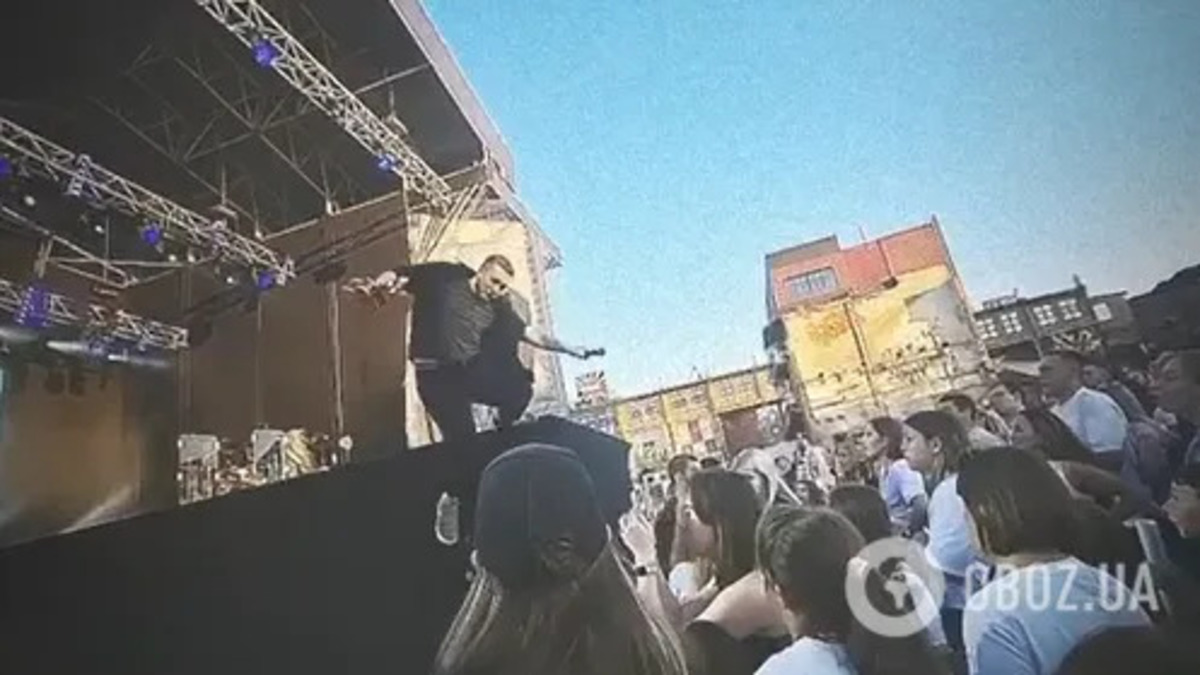 Комік Тарас Яремій впав зі сцени на концерті Jerry Heil та alyona alyona”