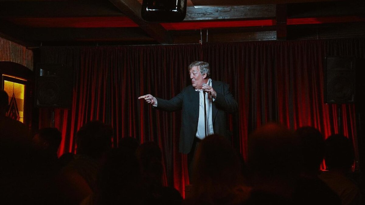 Стівен Фрай презентує документальний фільм про свій візит до Києва