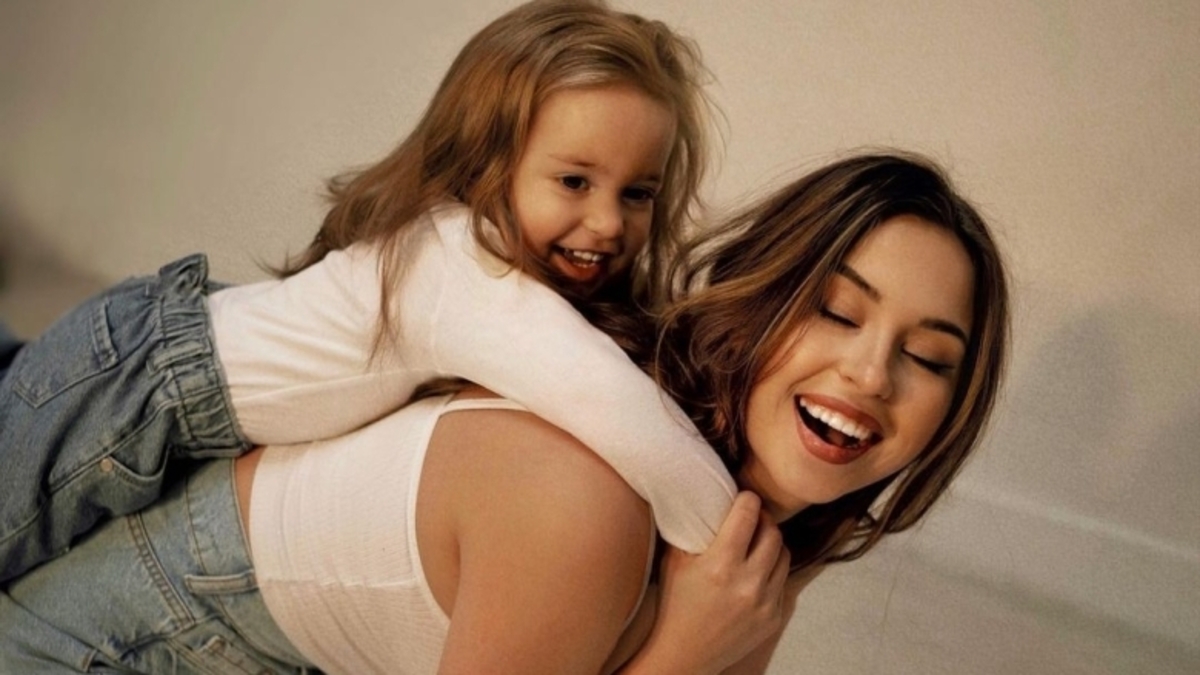 Зірка “Супермама” Яна Гріффін показала уламки ракети, що влучили в її квартиру в Дніпрі