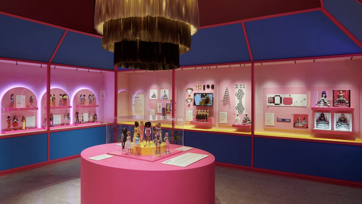 В Лондоні відкрилась виставка, присвячена 65-річчю легендарної ляльки Барбі