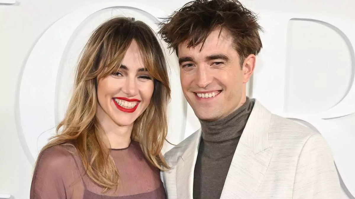 Певица Сьюки Уотерхаус появилась на обложке Vogue с новорожденной дочерью от Роберта Паттинсона