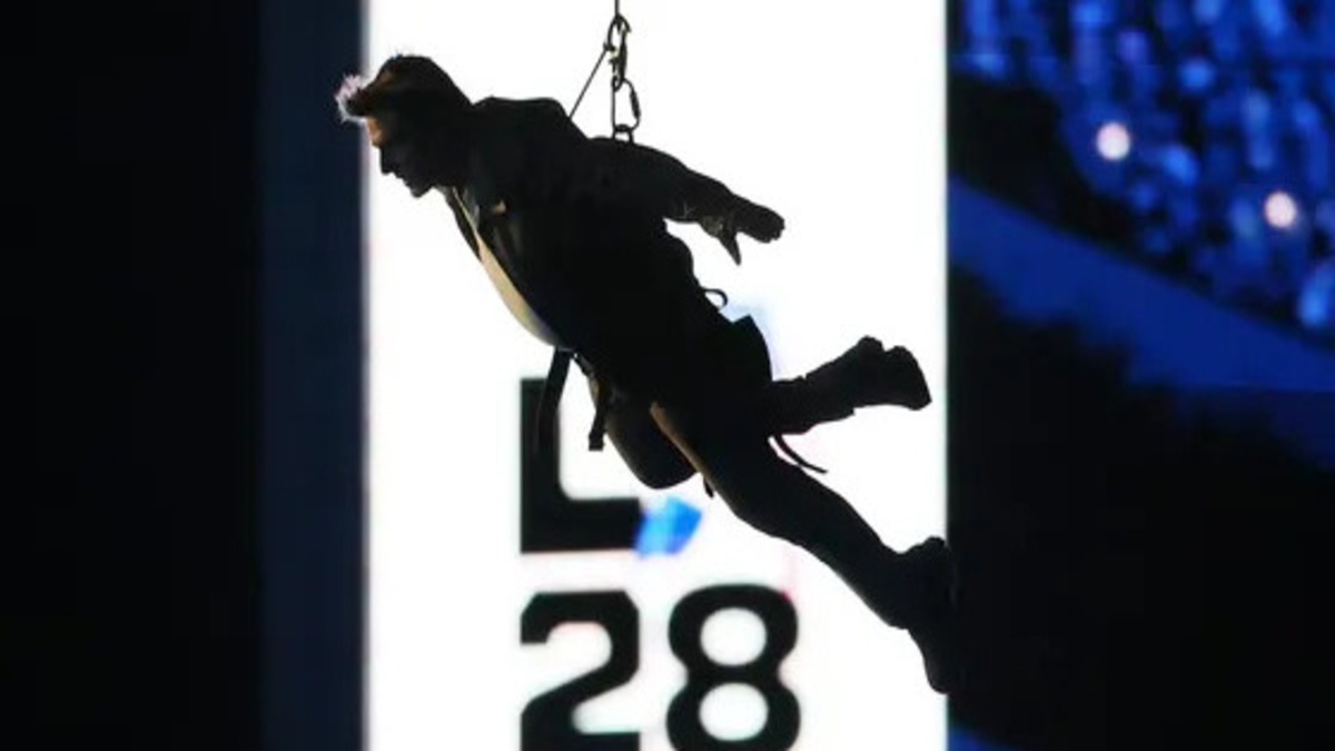 Том Круз завершив Паризькі ігри вражаючим трюком, передавши Олімпійський прапор Лос-Анджелесу