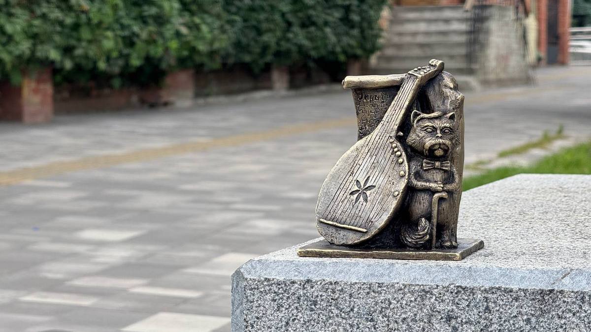 У Дніпрі відкрили мініскульптуру, присвячену Дмитру Яворницькому