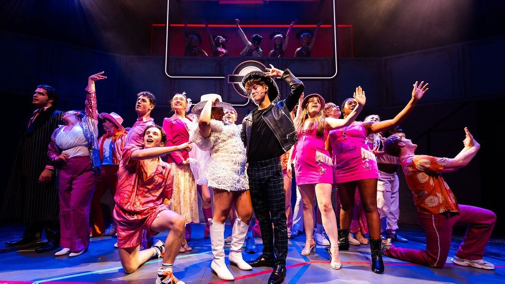 Артисти театру у Великій Британії встановили світовий рекорд зі зміни костюмів головним героєм вистави