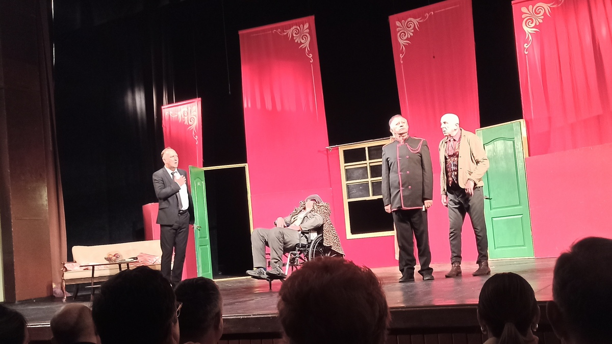 В Кам’янському зірки українського театру і кіно показали неймовірно смішу комедію “№ 13 або Олинклюзив”