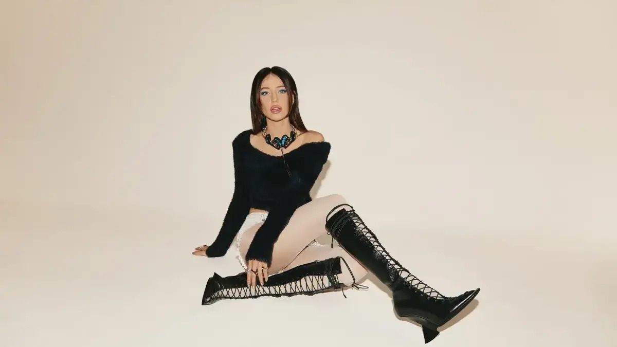 Надя Дорофєєва демонструє силу стилю на обкладинці ELLE