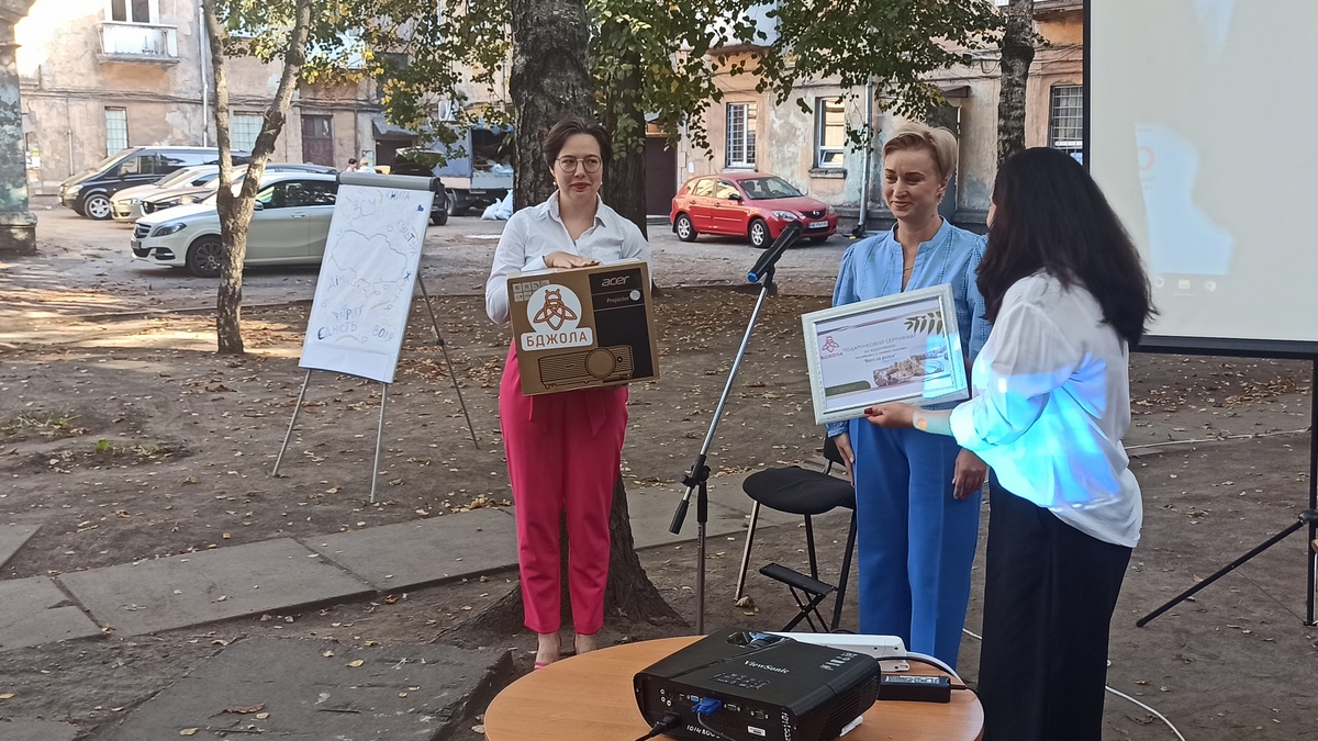 У Кам’янському працівників бібліотек креативно привітали з їх професійним святом