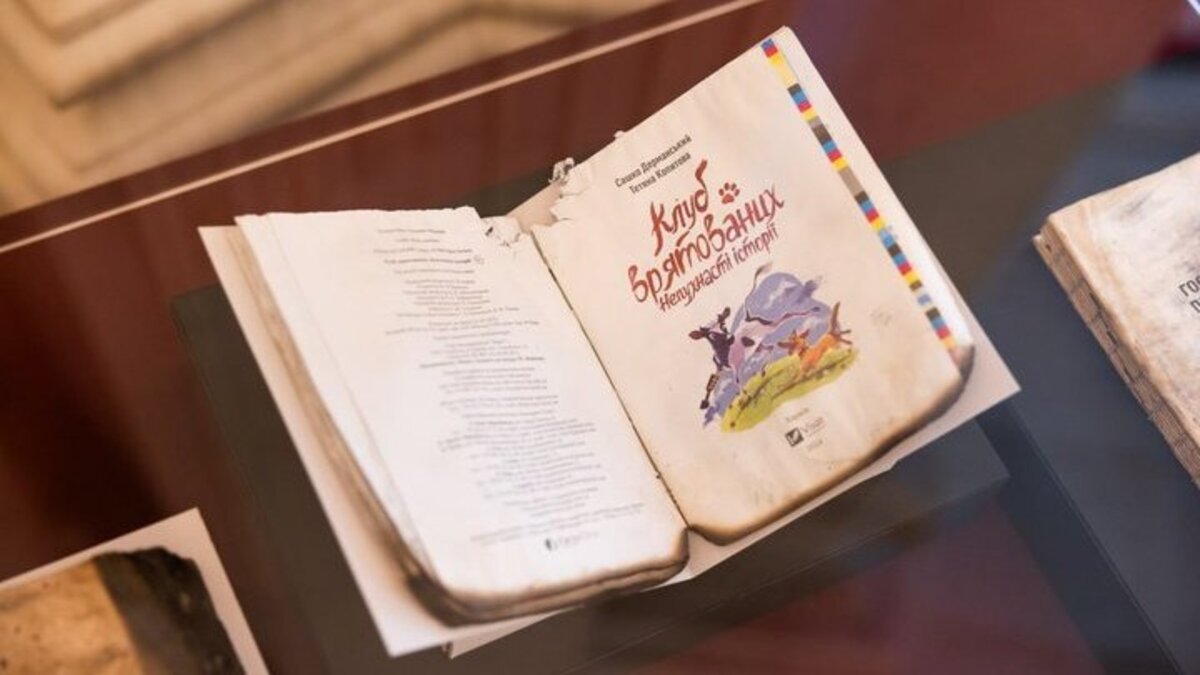 Олена Зеленська передала Гарвардській бібліотеці книги, пошкоджені обстрілом друкарні “Фактор-Друк”