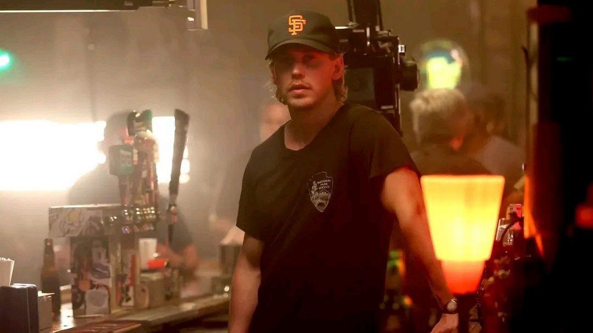 Остін Батлер у фільмі “Спійманий на крадіжці” порине у кримінальний світ Нью-Йорку 90-х років