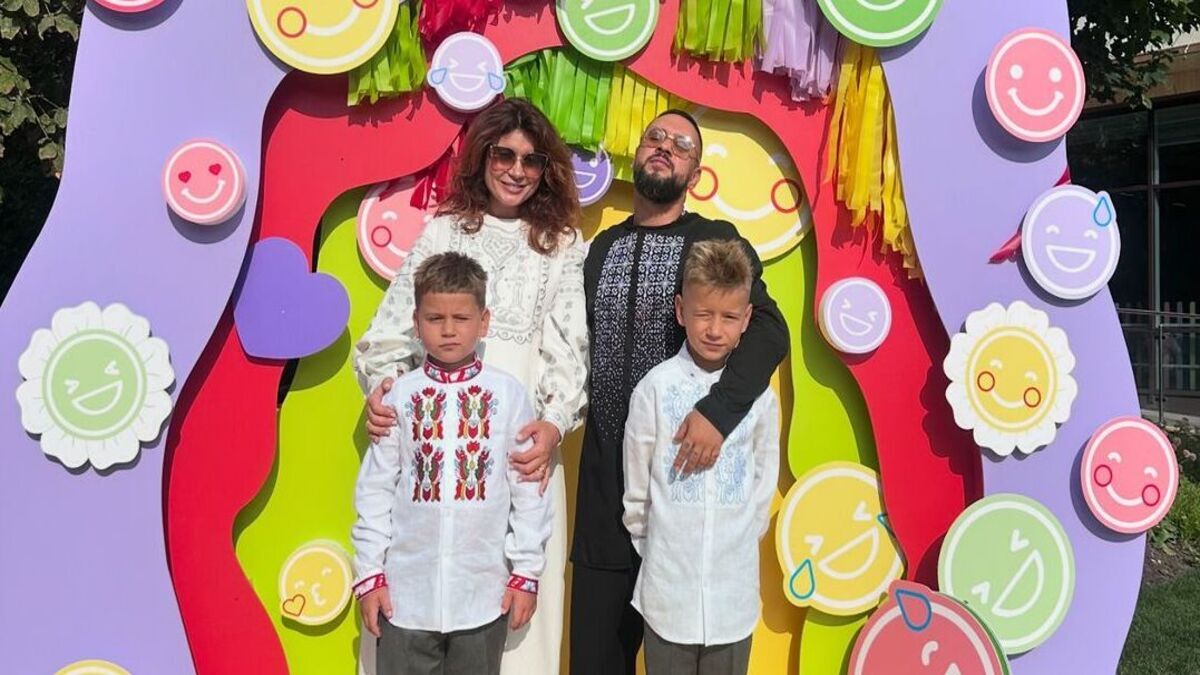 Перший дзвоник під звуки сирен: як знаменитості провели дітей до школи в умовах війни