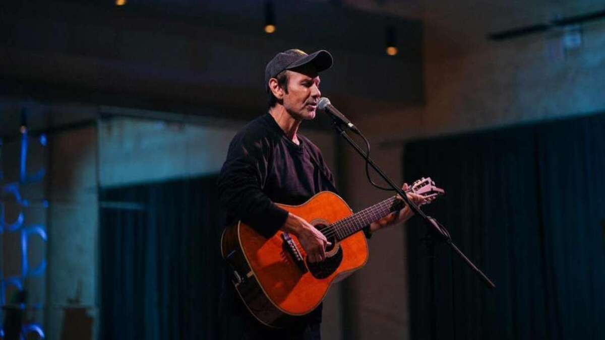 Гітара Святослава Вакарчука, на якій він грав для українських захисників, продана на благодійному аукціоні