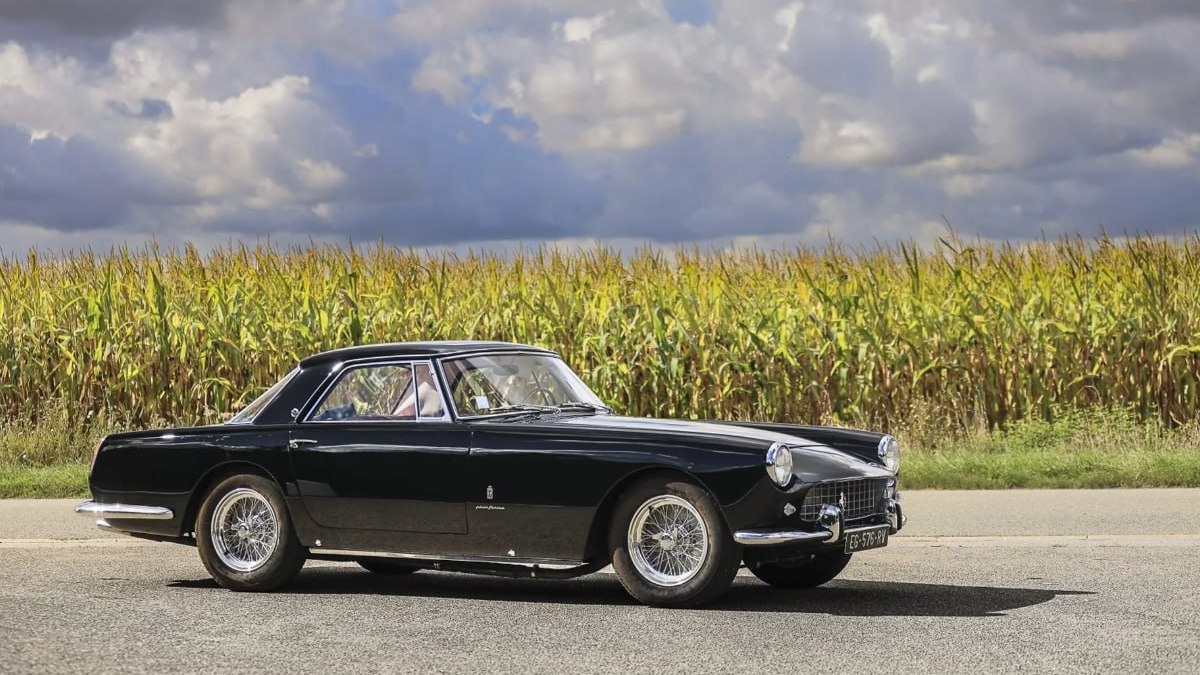 Не вистачає грошей на життя? Анджеліна Джолі продає на аукціоні свій вінтажний Ferrari