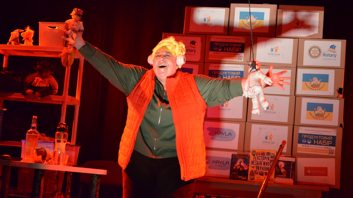 У Кам’янському показали моновиставу “Буде тобі, враже, так, як відьма скаже“ про особливості життя українців в окупованому росіянами Херсоні (фото)