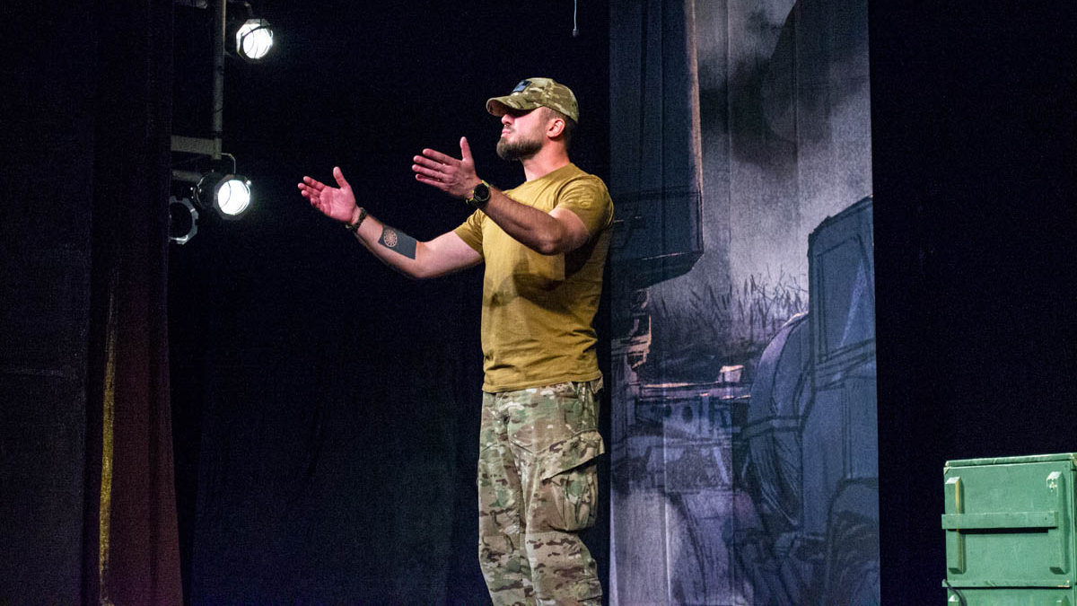 У Кам’янському відбувся показ моновистави “Ненароджені для війни” у виконанні актора і воїна Євгена Авдєєнко