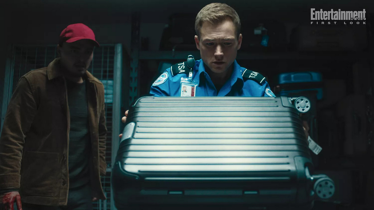 Терон Еджертон стає жертвою невідомого шантажиста у напруженому трилері “Сarry-On” від Netflix (фото)