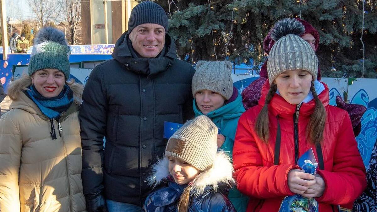 У Центральному парку Кам’янського запалили вогні на ялинці: святковий настрій для малечі