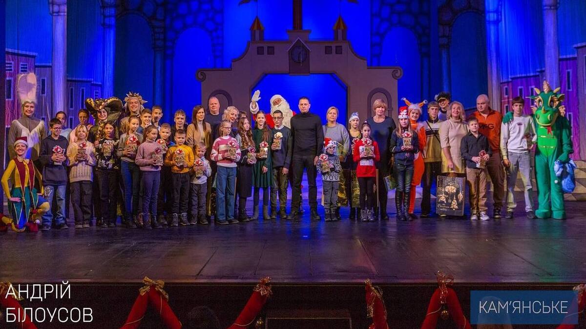 Новорічні подарунки та вистави: свято для дітей, які потребують підтримки