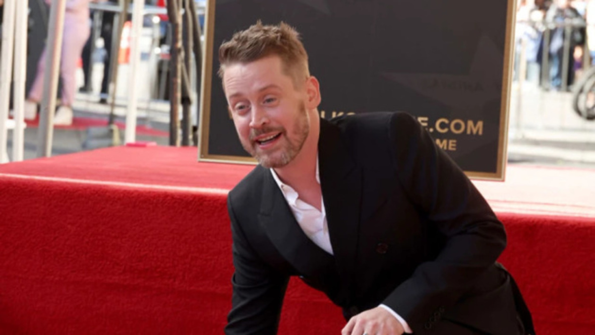 Маколей Калкін перевтілився в Санта Клауса для різдвяного хіта Santa Baby