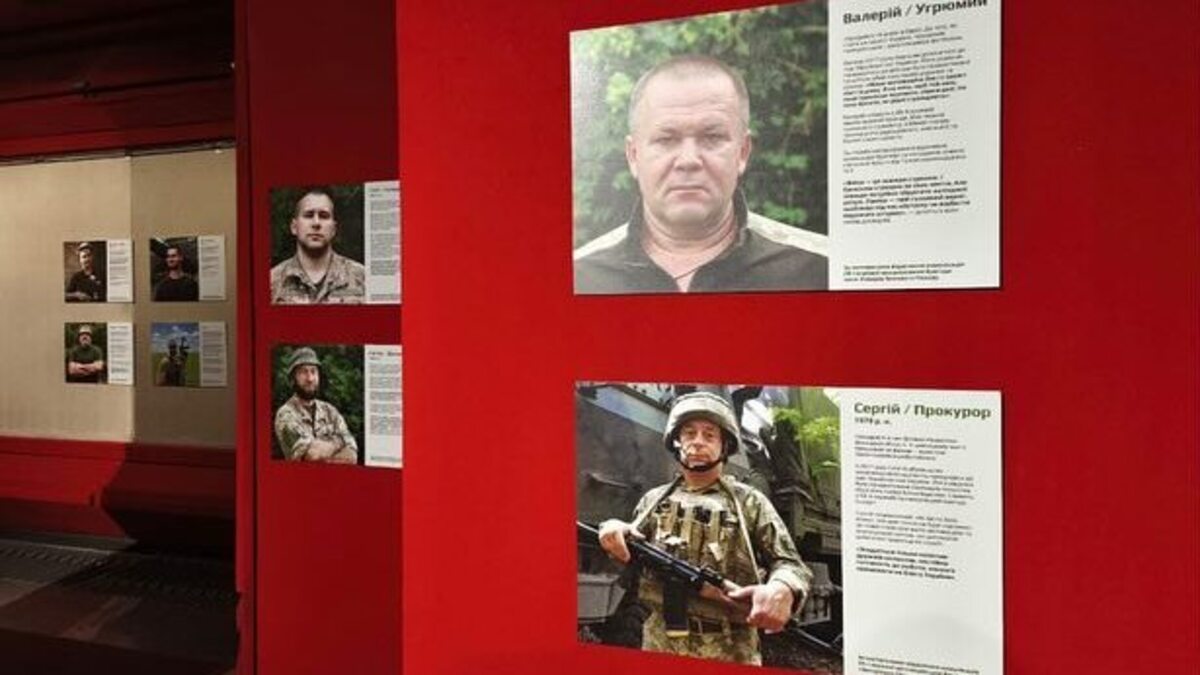 В Каменском представили выставку, рассказывающую о человечности и мужестве защитников Украины