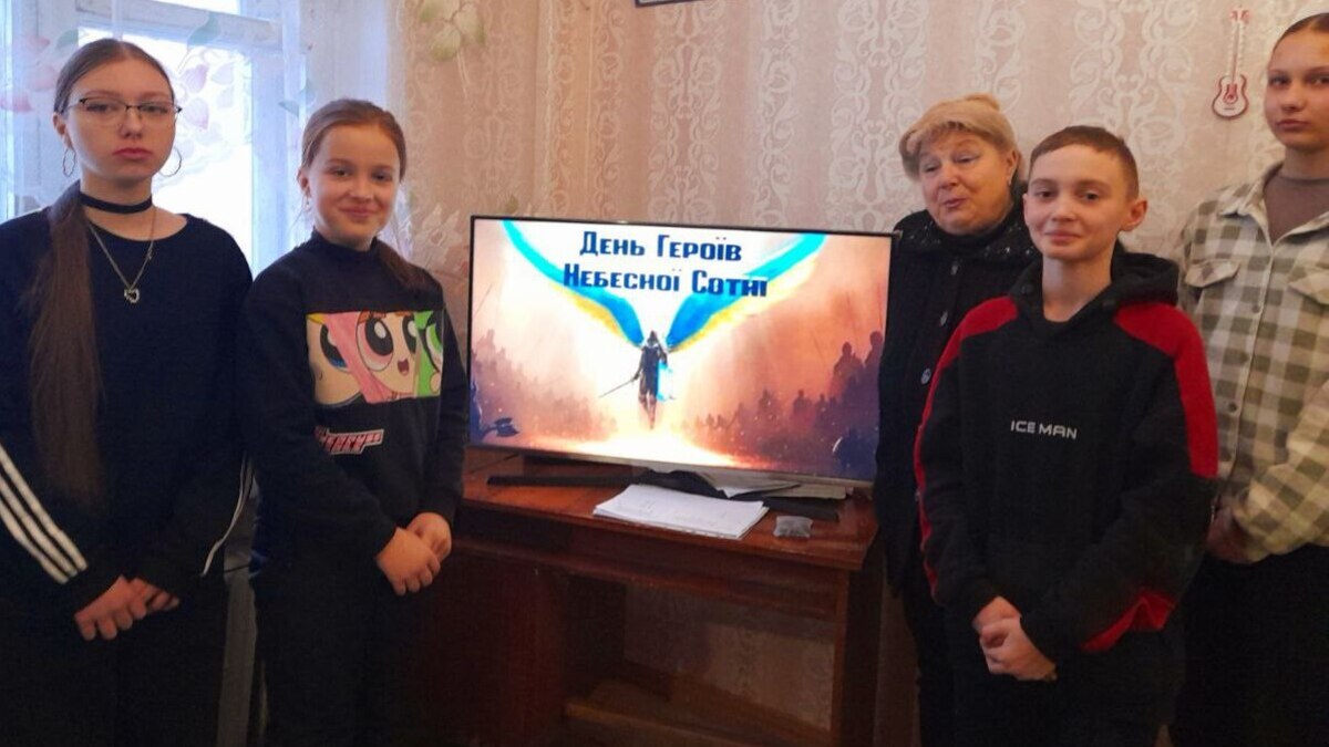 Патріотичний урок мистецтва: у Кам’янському школярі вшанували Героїв Небесної Сотні