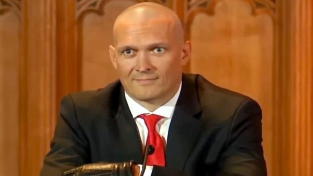 Олександр Усик: від чемпіонських титулів до наукових вершин