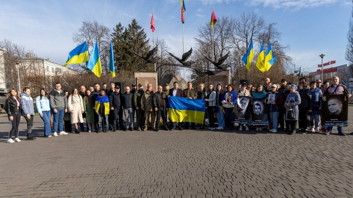 Украина чтит День добровольца: в Каменском отдали дань уважения защитникам
