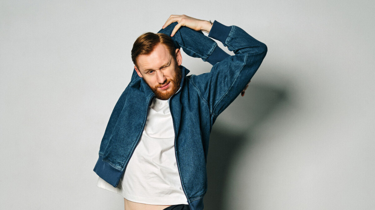 Олександр Рудинський у стильному образі на обкладинці ELLE