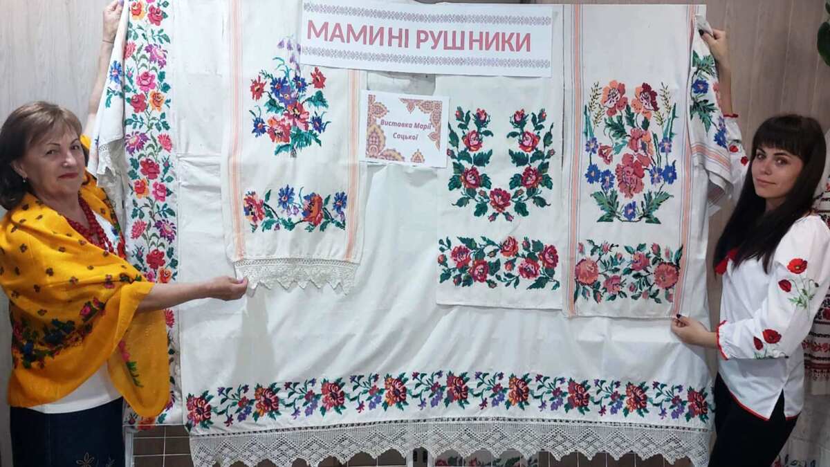 Мамині рушники, вишиті при свічках: виставка родинної пам’яті у Карнаухівці