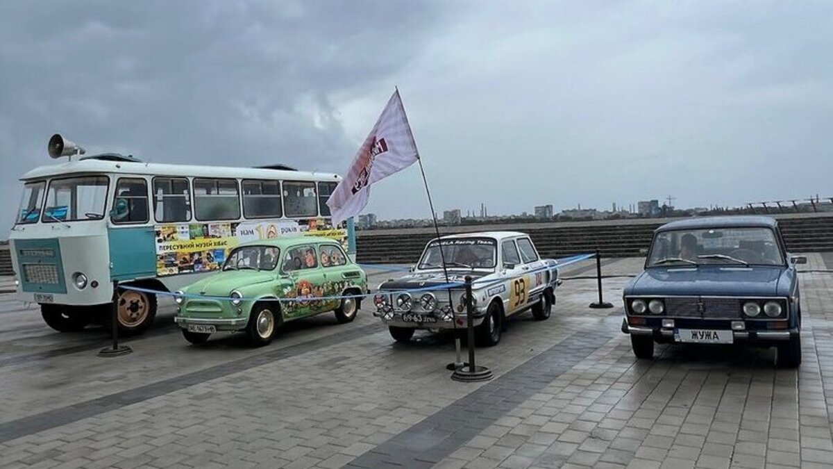 Українське минуле на колесах: ретровиставка під відкритим небом у Дніпрі