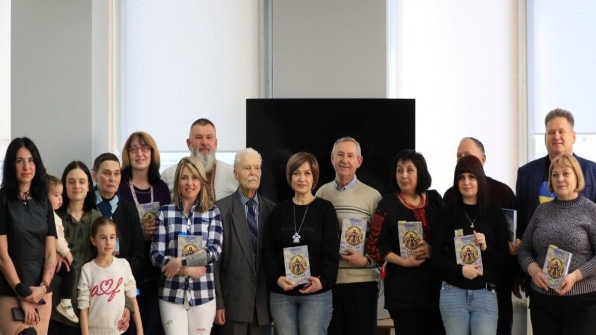 Письменники Придніпров’я передають свої твори читачам і захисникам