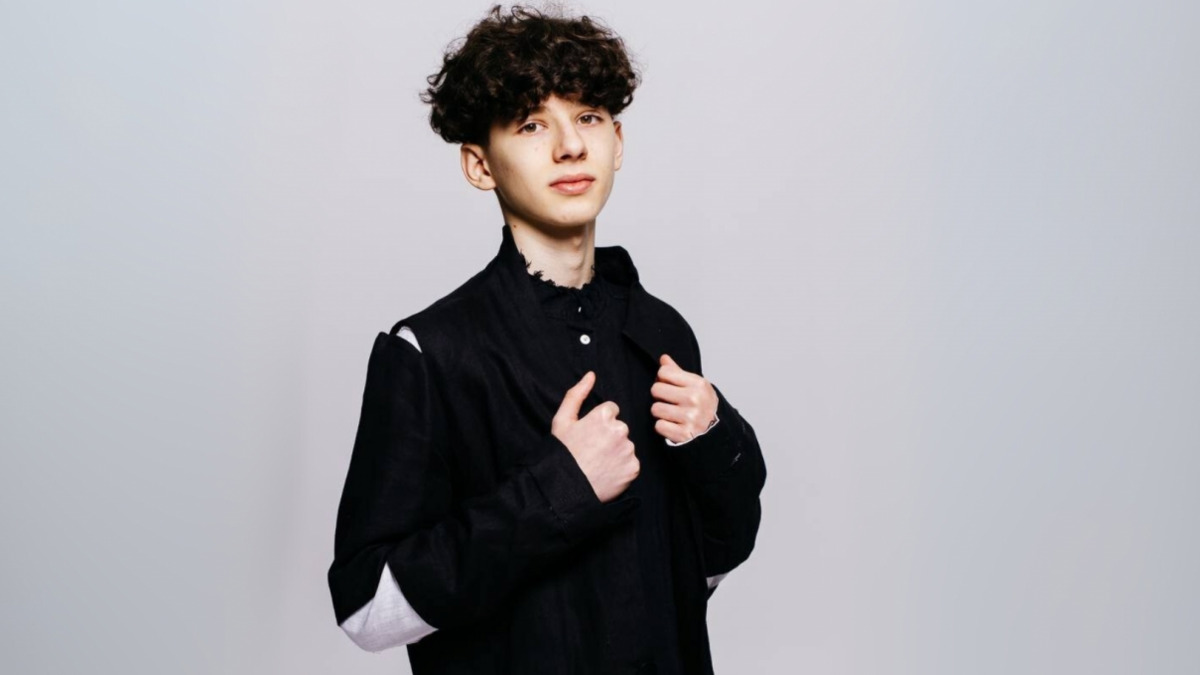 Муаяд презентував нову пісню “Вилікуй мене” з артхаусним відео про внутрішні фантоми