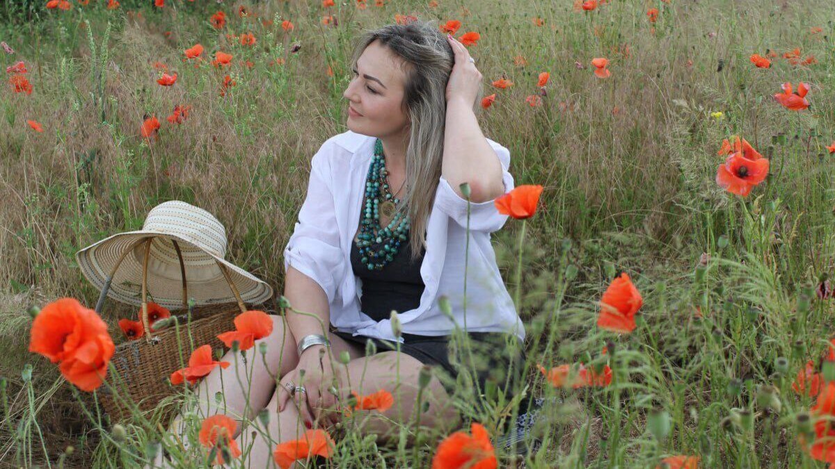 Вона лікує людей і надихає словом: відверта розмова з Яною Ловчинською про шлях у літературі