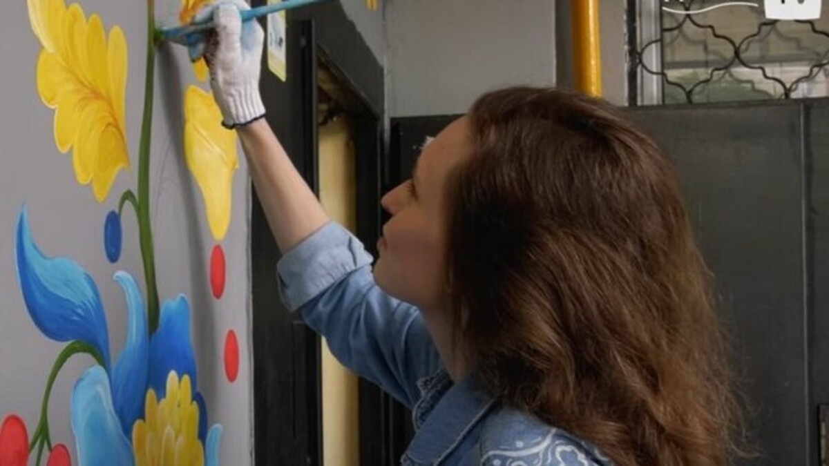 Вишивка на бетоні: художниця прикрашає під’їзди будинків узорами та квітами