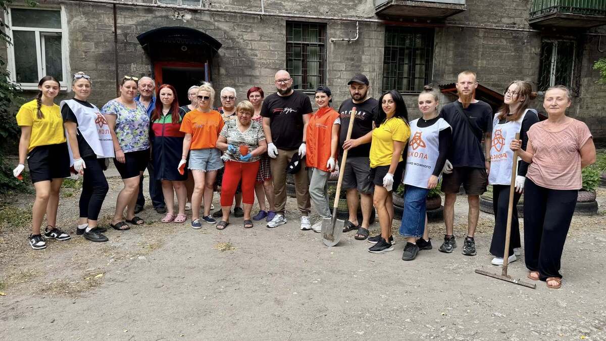 Двір як приклад єдності: кам’янчани разом із волонтерами оновили свій простір