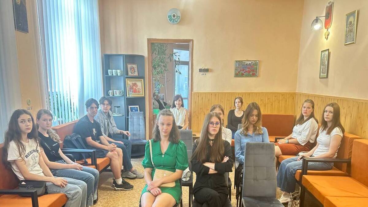 Засідання молодіжного кіноклубу “Сторінка в кадрі” відбулося в бібліотеці на Шевченка