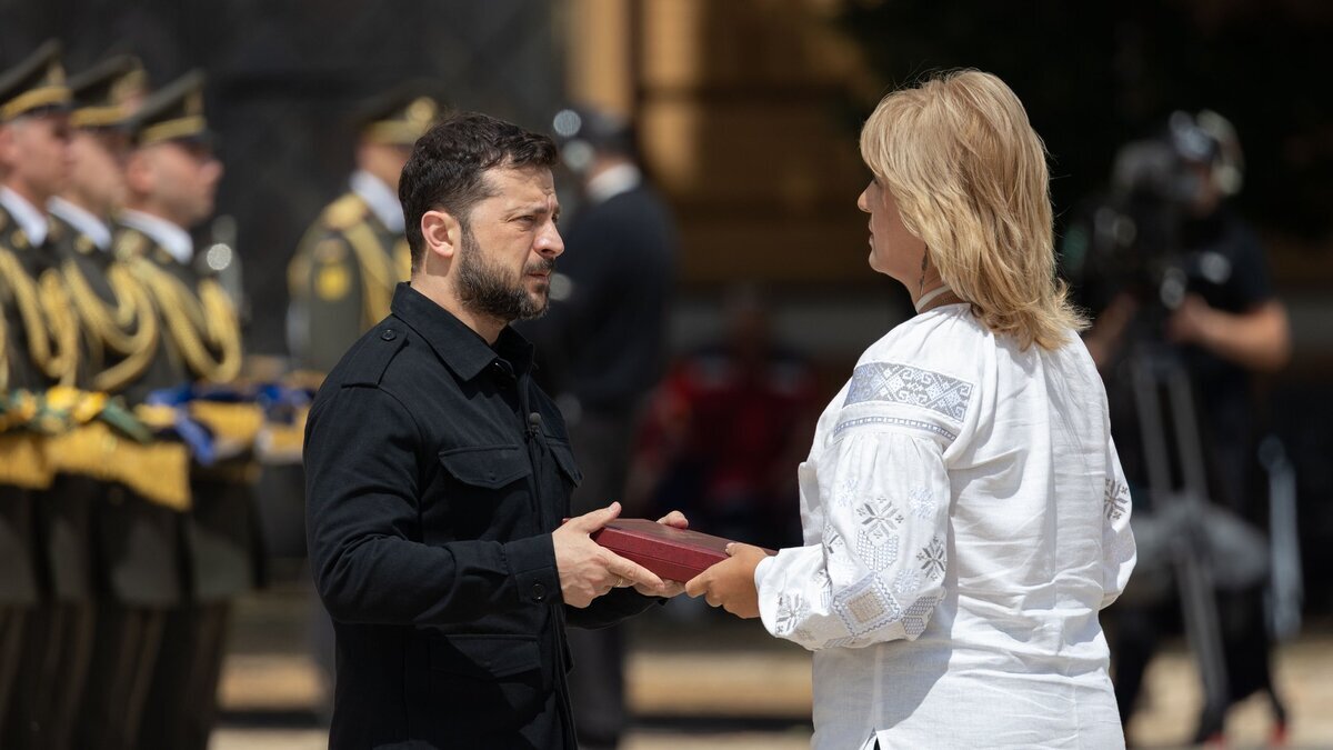 Героїня посмертно: Зеленський вручив “Золоту зірку” матері Ірини Цибух