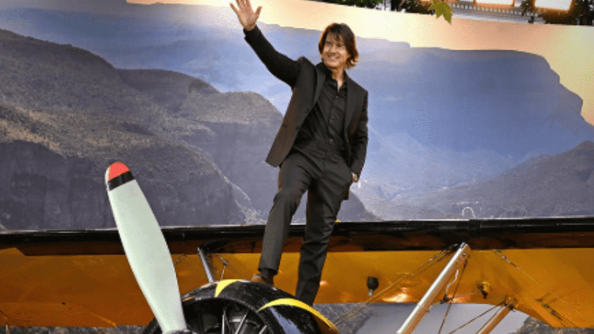 Том Круз встановив світовий рекорд із палаючим парашутом