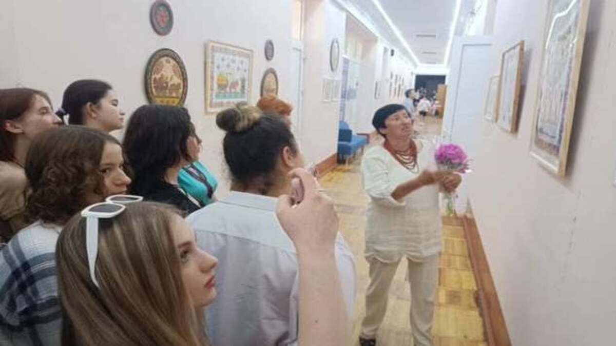 Виставка скарбів Петриківки відкрилася у Дніпрі