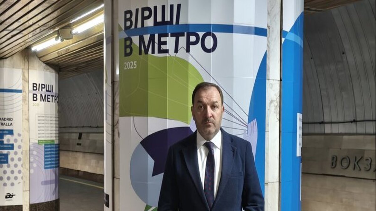 На станції метро “Вокзальна” у Дніпрі відкрилася оригінальна виставка поезії