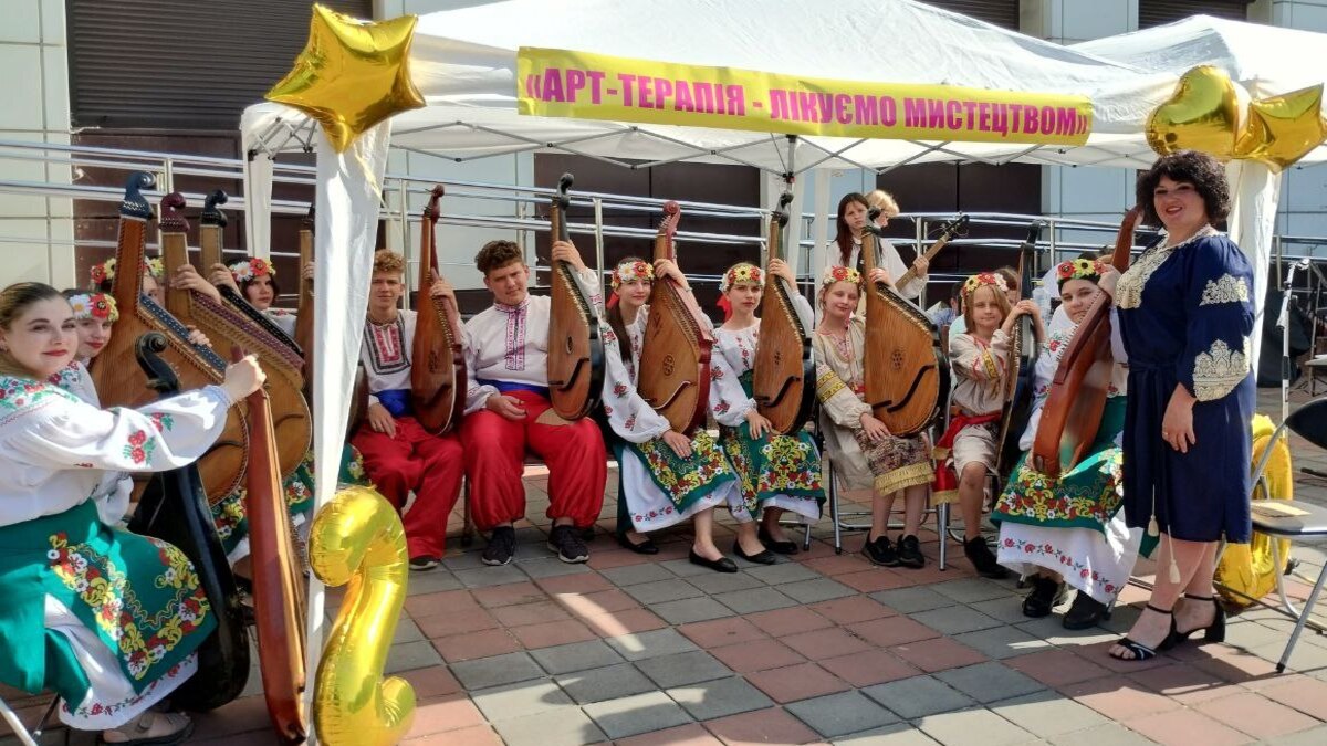 Творчий простір просто неба: у Кам’янському стартував проєкт “Арт-терапія – лікуємо мистецтвом”
